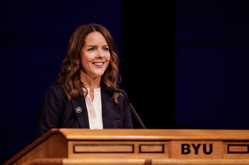 A irmã Wendy Reese, esposa do Presidente da Brigham Young University, C. Shane Reese, discursa durante o devocional de abertura do semestre de inverno na terça-feira, 13 de janeiro de 2026, no campus da escola em Provo, Utah.