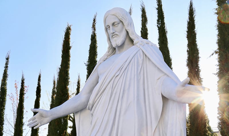 Uma estátua réplica do Christus nos terrenos do templo de Paris.