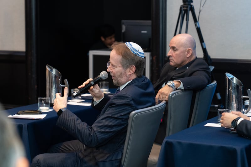 Um líder de fé participa de uma discussão ao participar do primeiro Simpósio Internacional sobre Liberdade Religiosa em Lima, Peru, 4-5 de agosto de 2026.