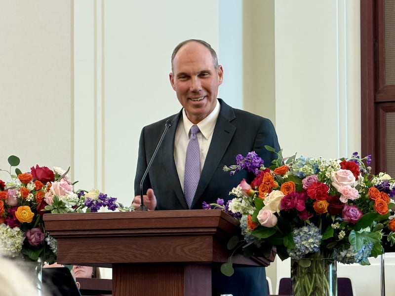 Élder Jonathan S. Schmitt — um Setenta Autoridade Geral e primeiro conselheiro da presidência da Área Sudoeste dos Estados Unidos — dirige-se aos participantes na cerimônia de inauguração do Templo de Fairview Texas em Fairview, Texas, no sábado, 21 de fevereiro de 2026.