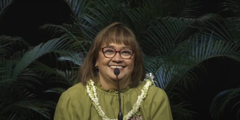 A irmã Anita Wakolo discursa no devocional no campus da BYU–Hawaí, em 20 de setembro de 2022.