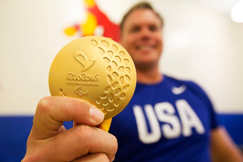 O paralímpico David Blair posa para uma foto com sua medalha de ouro em Eagle Mountain, Utah, em 19 de setembro de 2016.