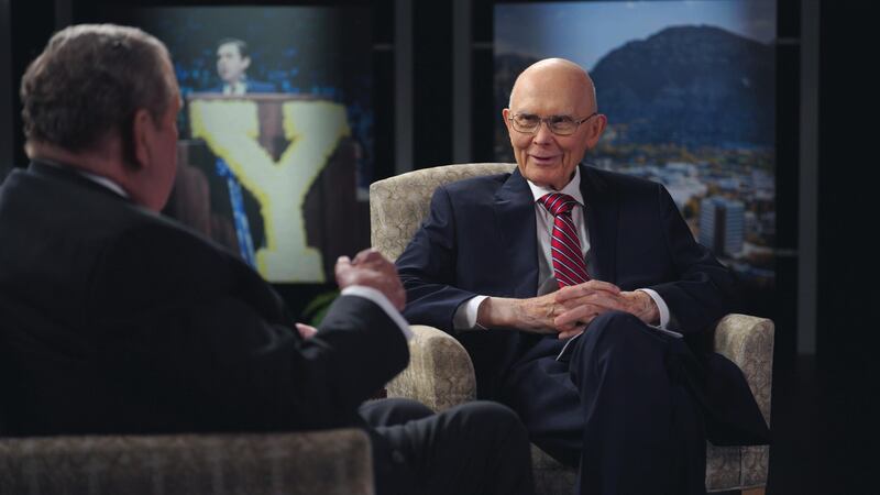 O Presidente Dallin H. Oaks, à direita, ouve o Presidente Jeffrey R. Holland sobre a BYU.