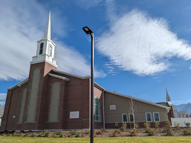 Esta nova capela em Orem, Utah, está localizada no mesmo terreno em que foi construído o novo Templo de Orem Utah (no canto inferior à direita).