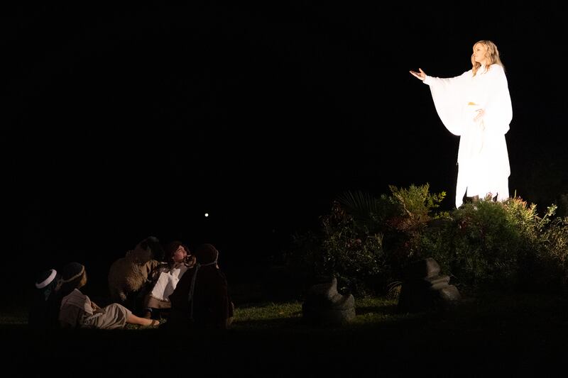 Meredith Suman interpreta um anjo aparecendo aos pastores, na produção de “Siga a Estrela: O Presépio ao Vivo” em Rancho Santa Margarita, Califórnia, 2 de dezembro de 2022.