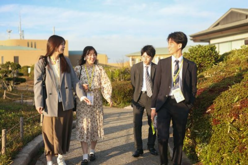 Participantes na segunda sessão da conferência Kanagawa YSA conversam entre si no Shonan Village Center na cidade de Hayama, Prefeitura de Kanagawa, Japão, em 23 de novembro de 2025.