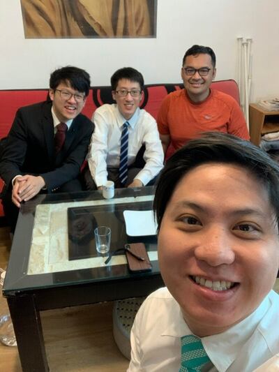 Hong Rui Cong, em primeiro plano, aprecia compartilhar e ministrar em adoração com amigos jovens adultos solteiros, no dia do Senhor, 22 de março de 2020, em Taipei, Taiwan.