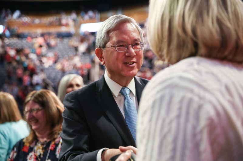 Élder Gerrit W. Gong, do Quórum dos Doze Apóstolos, cumprimenta algumas participantes após discursar na Conferência de Mulheres da BYU, no Marriott Center, em Provo na sexta-feira, dia 4 de maio de 2018.