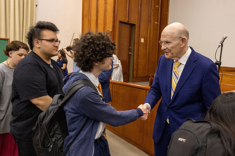 O Élder Dale G. Renlund do Quórum dos Doze Apóstolos cumprimenta jovens adultos após o devocional em Buenos Aires, Argentina, em 11 de novembro de 2025.