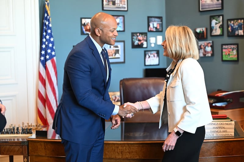 Presidente Camille N. Johnson cumprimenta o Governador de Maryland Wes Moore em seu escritório em Annapolis, Maryland, na sexta-feira, 15 de maio de 2026.
