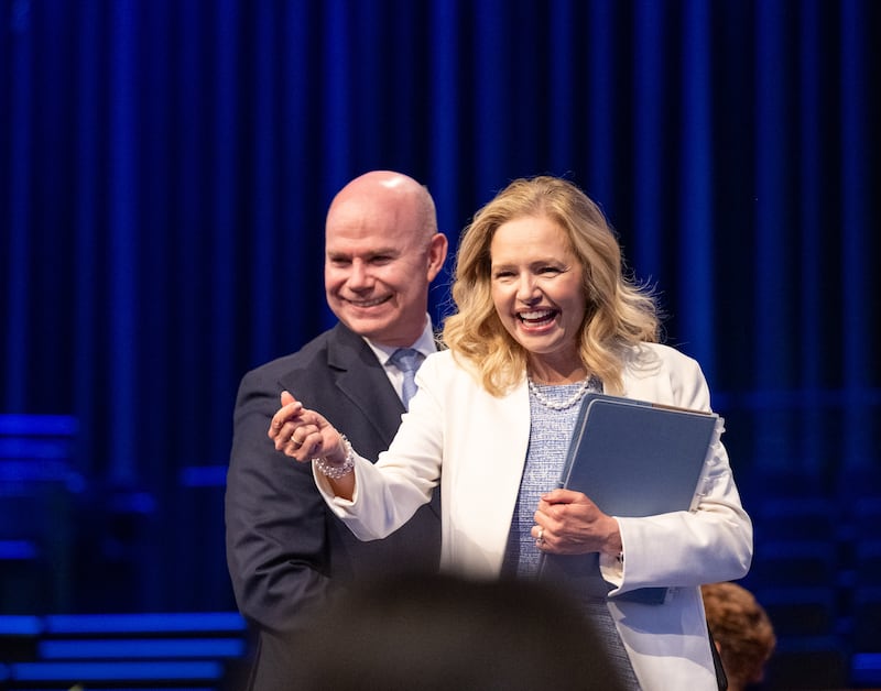 O Presidente da Brigham Young University–Idaho, Alvin F. Meredith III, e sua esposa, a irmã Jennifer Meredith, cumprimentam os alunos em o devocional no campus na terça-feira, 21 de abril de 2026, em Rexburg, Idaho.