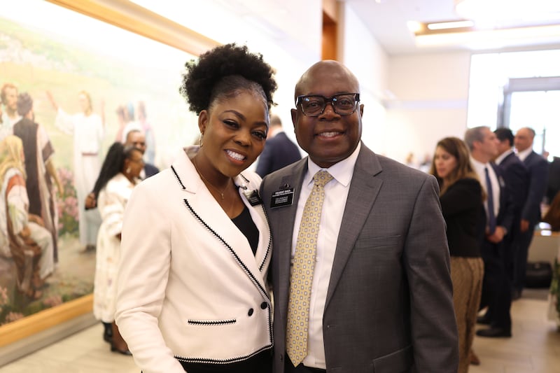 O Presidente Junior Banza e a Irmã Annie Banza posam para uma fotografia no Centro de Treinamento Missionário de Provo durante o Seminário para Novos Líderes Missionários em Provo, Utah, 21 de junho de 2026.