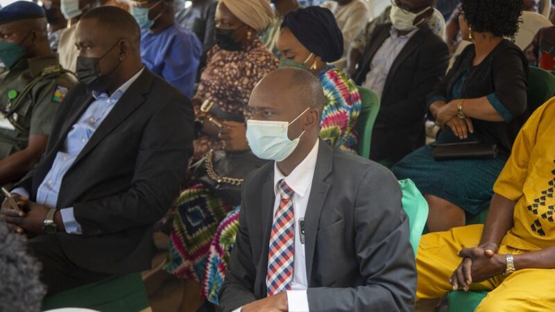 O presidente Bamidele O. Fagbemi, da Estaca Abeokuta Nigéria Ibara, de A Igreja de Jesus Cristo dos Santos dos Últimos Dias, assiste à cerimônia de celebração de um novo prédio escolar em Abeokuta, Nigéria, em 1º de fevereiro de 2022.