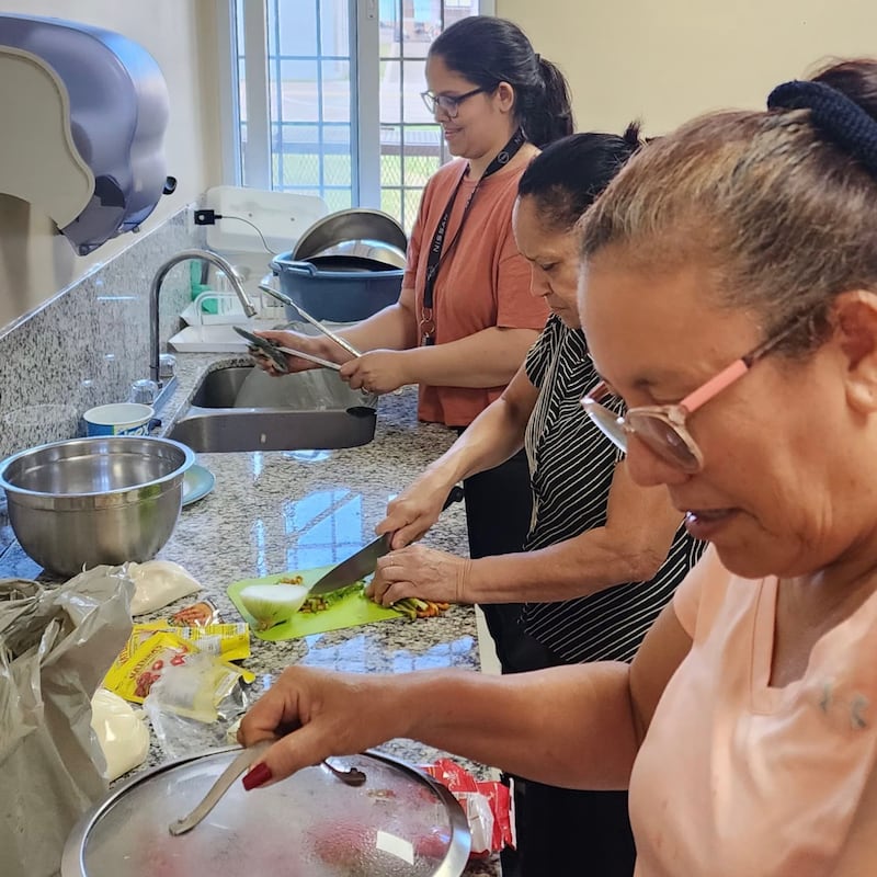 Membros de A Igreja de Jesus Cristo dos Santos dos Últimos Dias em Juticalpa, Honduras, preparam refeições para outras pessoas durante a Semana Santa em março de 2026.
