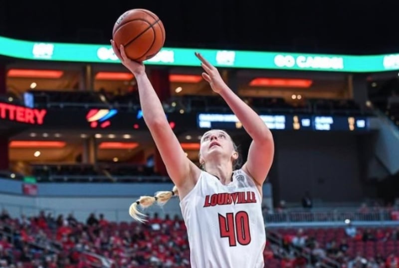 A pivô do time de Louisville, Josie Williams, tenta uma cesta durante um jogo no início desta temporada.