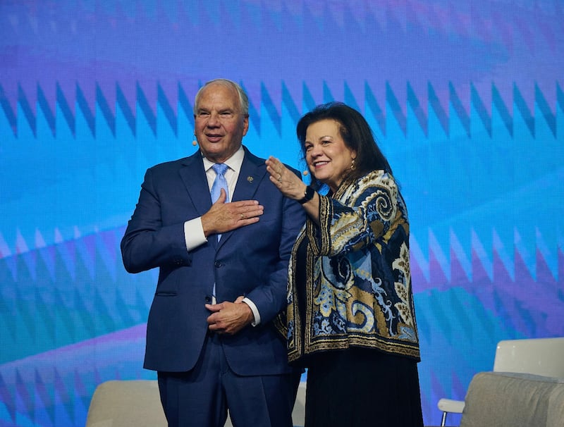 Elder Ronald A. Rasband do Quórum dos Doze Apóstolos e sua esposa, a irmã Melanie Rasband, falam no RootsTech 2026 Family Discovery Day.