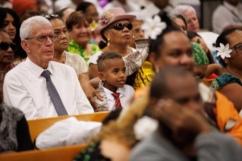 Santos dos Últimos Dias se reúnem para o devocional com o Elder Gary E. Stevenson do Quórum dos Doze Apóstolos de Nouméa, Nova Caledônia, em 19 de maio de 2026.