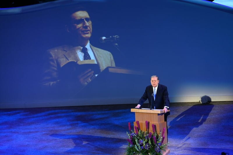 Seminário para Nova Liderança de Missão de 2021 no sábado, 26 de junho de 2021, Élder Jeffrey R. Holland, do Quórum dos Doze Apóstolos, mostra uma foto de seu presidente de missão, Élder Marion D. Hanks, ensinando com as escrituras.