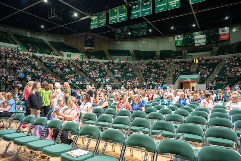 Mulheres assistem à Conferência de Mulheres Faithful & Loved de 2026 na Universidade do Norte do Texas em Denton, Texas.