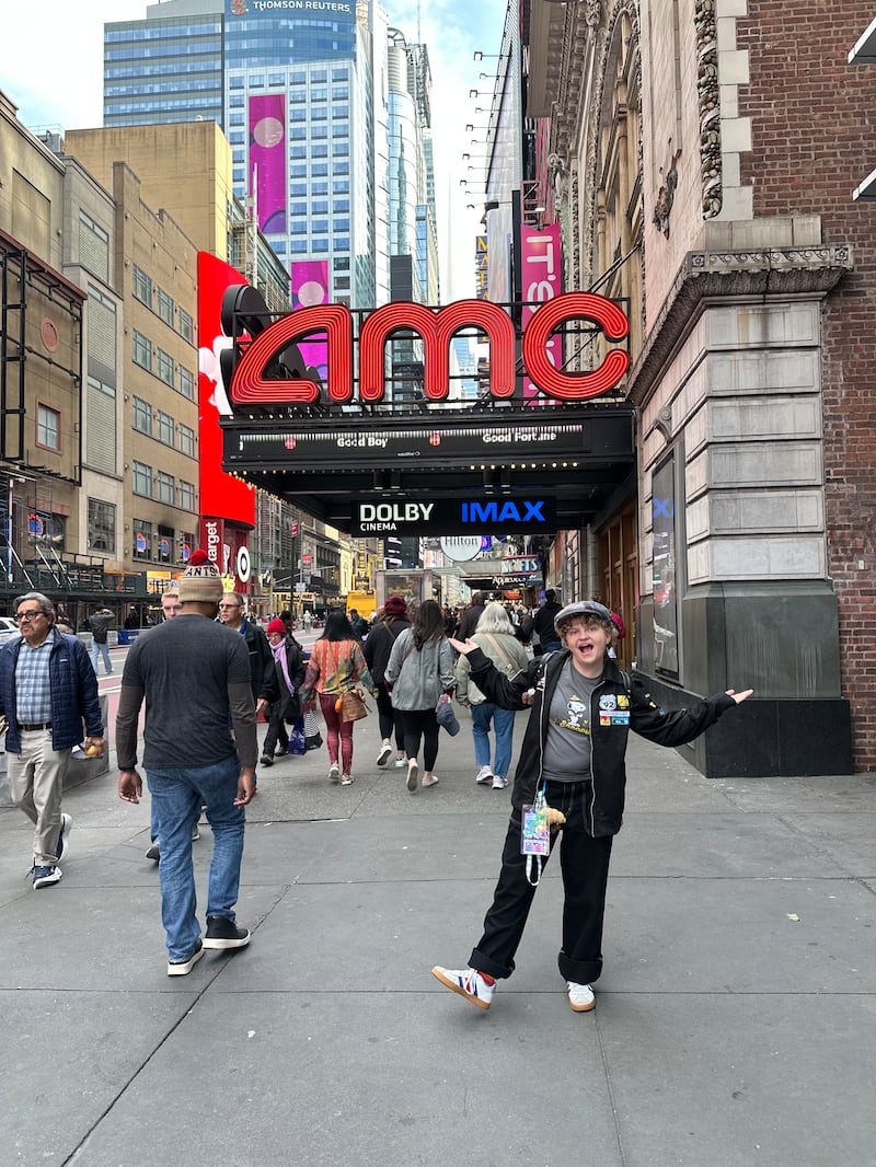 Paige Olsen — vencedora da categoria de apresentação de design do All-American High School Film Festival — sorri para uma foto fora de um cinema em Nova York onde seu documentário sobre seu avô foi exibido em 18 de outubro de 2025.