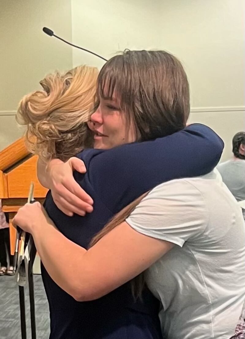 Mailea Dalley abraça Samantha Fogg Nielsen, após uma classe na Conferência de Mulheres da BYU em Provo, Utah, em 4 de maio de 2023.