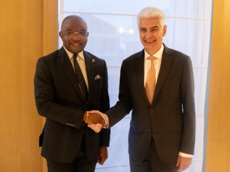Élder Gérald Caussé aperta a mão de um ministro do governo da RDC em Nairóbi, Quênia, em 16 de outubro de 2026.