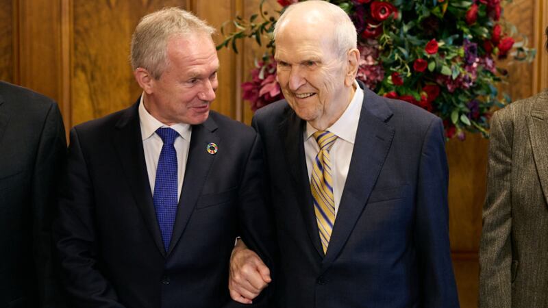 Presidente Russell M. Nelson conversa com Csaba Korosi, presidente da Assembleia Geral das Nações Unidas, na sede da Igreja em Salt Lake City na terça-feira, 16 de maio de 2023.