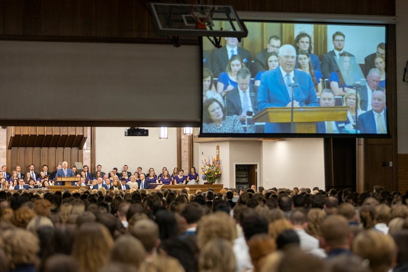 Élder Ronald A. Rasband, do Quórum dos Doze Apóstolos, discursa em um devocional no Instituto da Universidade Weber State em Ogden, Utah, no domingo, 23 de outubro de 2022.