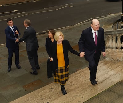 Élder Quentin L. Cook e sua esposa, irmã Mary Cook, sobem os degraus do Royal Albert Hall em South Kensington, Londres, em outubro de 2019.