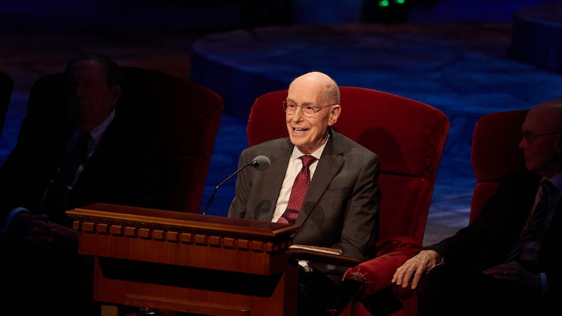 O Presidente Henry B. Eyring discursa durante a transmissão do Devocional de Natal da Primeira Presidência no domingo, 7 de dezembro de 2025.