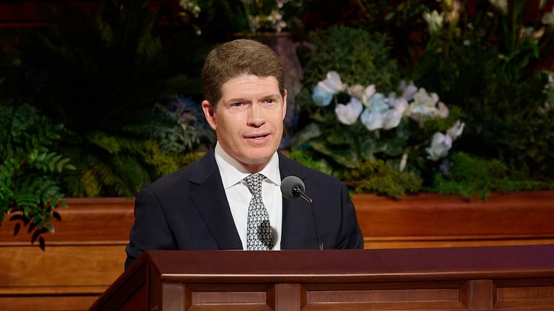 Elder Alan R. Walker, Setenta Autoridade Geral, discursa durante a sessão da manhã de domingo da 196ª Conferência Geral Anual de A Igreja de Jesus Cristo dos Santos dos Últimos Dias, no Centro de Conferências, em Salt Lake City, em 5 de abril de 2026.