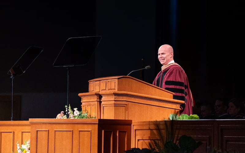 O Presidente de BYU–Idaho Alvin F. Meredith III fala durante a formatura realizada no BYU–I Center na quinta-feira, 23 de julho de 2026, em Rexburg, Idaho.
