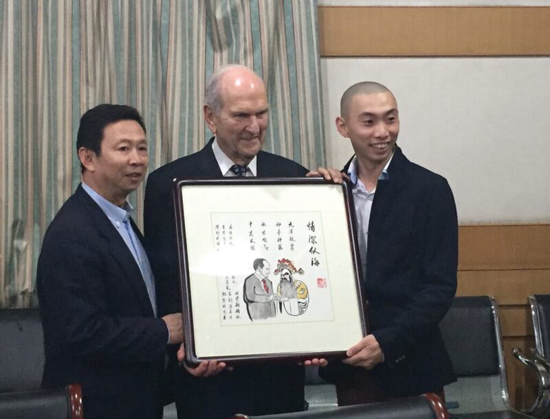 Em outubro de 2015, o Presidente Russell M. Nelson foi homenageado pelo filho e neto de Fang Rongxiang, a estrela da ópera chinesa, cuja vida ele salvou como cirurgião cardíaco.