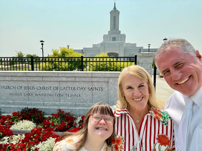 Da esquerda para a direita: Taylor, Leslie e Corbin Moberg tiram uma selfie do lado de fora do Templo de Moses Lake Washington em Moses Lake, Washington, em 22 de julho de 2026.