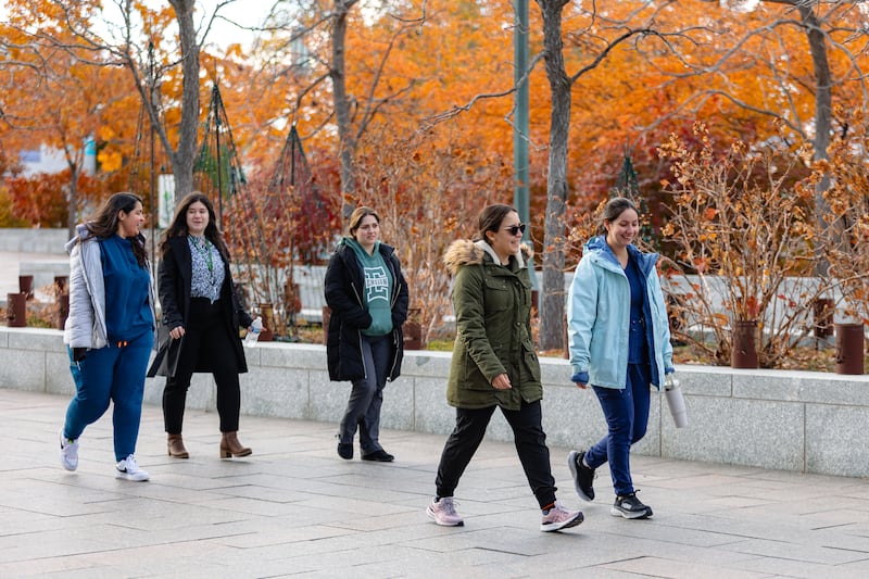 Alunos da Faculdade Ensign caminham até o Teatro do Centro de Conferências no centro de Salt Lake City para uma devocional na terça-feira, 19 de novembro de 2024.