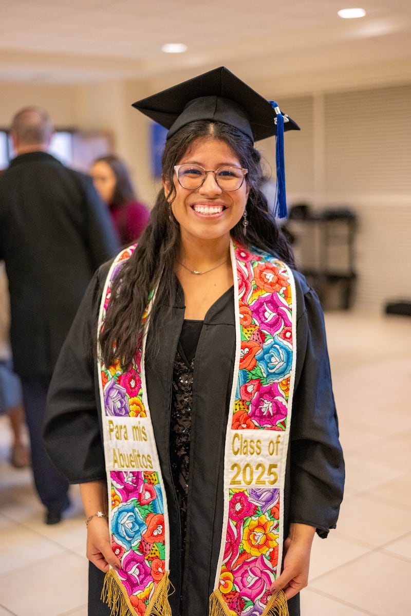 Formandos da BYU–Idaho e seus entes queridos se reúnem no BYU–I Center em Rexburg, Idaho, para a cerimônia de formatura na quinta-feira, 18 de dezembro de 2025.