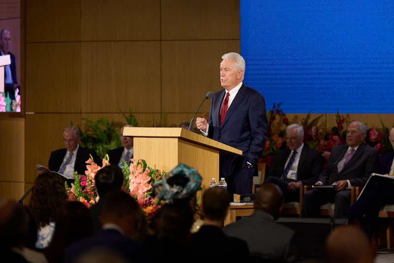 O presidente Dieter F. Uchtdorf discursa durante o Seminário de 2026 para Novos Líderes de Missão no Centro de Treinamento Missionário de Provo.