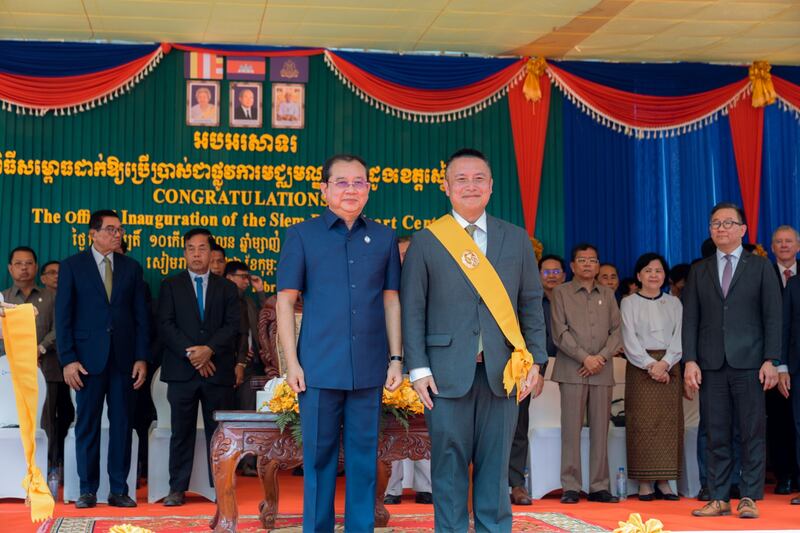 Chheang Ra e Elder Tai são reconhecidos pela grande multidão reunida para celebrar a abertura do centro de cardiologia no Hospital de Referência Provincial de Siem Reap.