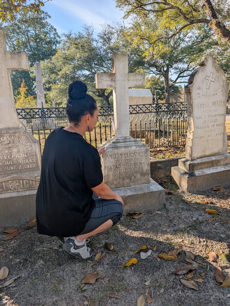Vanessa Duerson observa a lápide de um de seus ancestrais no Cemitério Quaker em Camden, Carolina do Sul em 13 de novembro de 2025.