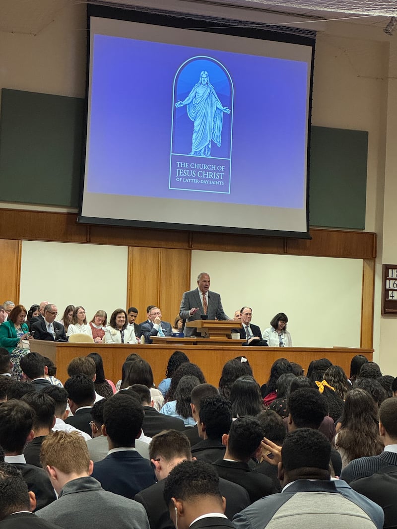 Elder Ronald A. Rasband fala aos missionários em um devocional.
