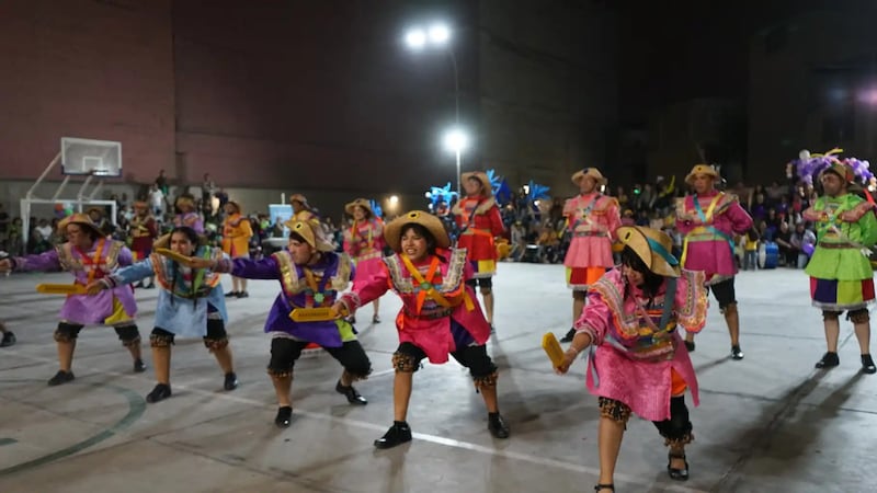 Dançarinos participam de um festival realizado para celebrar o 100º aniversário dos Institutos de Religião em Lima, Peru, 26 de setembro de 2026.
