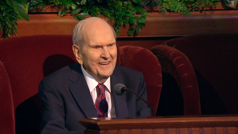 O Presidente Russell M. Nelson está sentado enquanto fala na conferência geral em 1º de outubro de 2023.