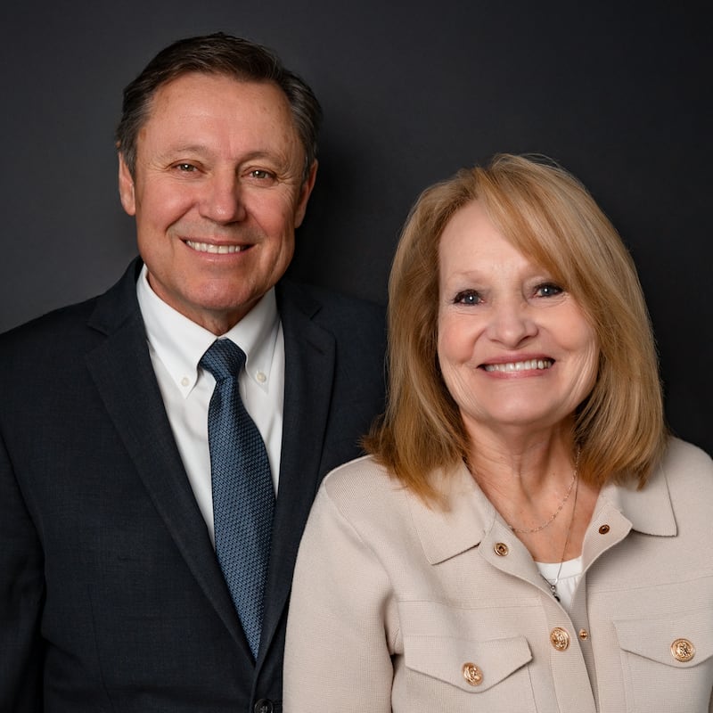 Michael L. Staheli e Linda Staheli, que servirão como presidente e matrona do novo Templo de Smithfield Utah quando ele for dedicado.