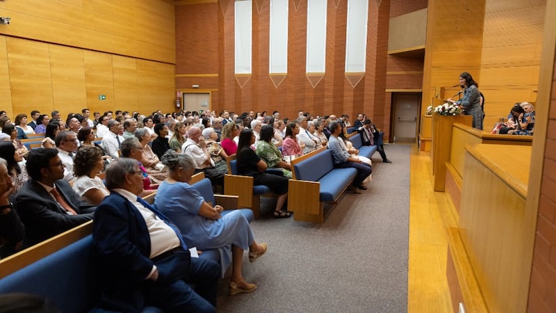 Irmã Kristin M. Yee fala durante o devocional em Madrid, Espanha, em 4 de setembro de 2026.