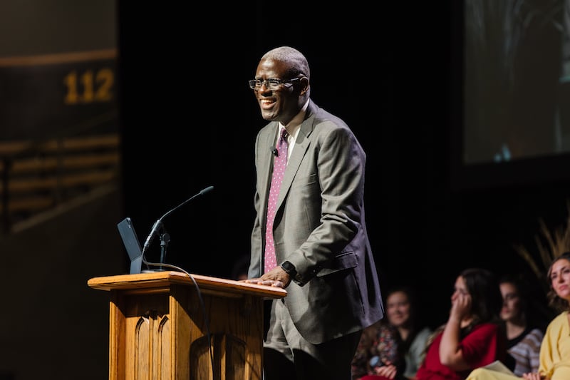 Élder Peter M. Johnson, um Setenta Autoridade Geral, fala durante o devocional comemorativo "100 anos de instituto" realizado na ICCU Arena no campus da Universidade de Idaho em Moscow, Idaho, no sábado, 26 de setembro de 2026.