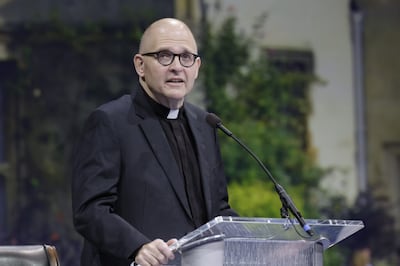 Rev. Andrew Teal, capelão anglicano e teólogo do Pembroke College da Universidade de Oxford, discursa para um fórum no Marriott Center no campus da BYU, no dia 26 de outubro de 2021.