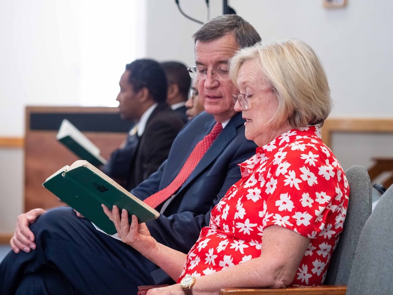 O presidente geral da Escola Dominical, Mark L. Pace, e a irmã Anne Marie Pace cantam durante uma sessão de instrução em Antananarivo, Madagascar, em 30 de outubro de 2022.