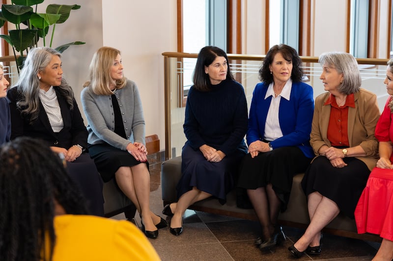 Membros do conselho consultivo geral da Sociedade de Socorro conversam com a presidência geral no Conference Center em Salt Lake City.