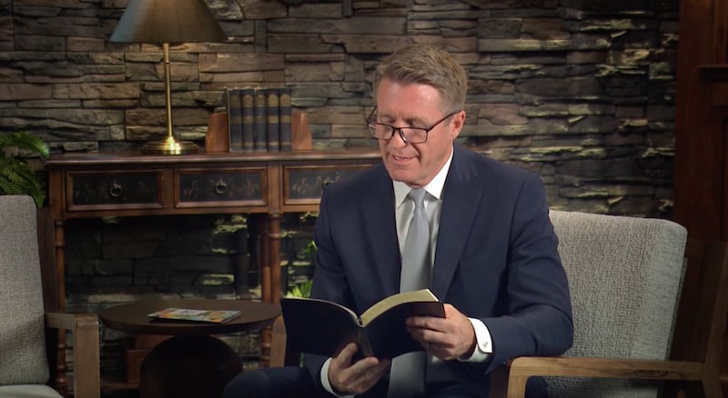 O Presidente Geral dos Moços Timothy L. Farnes fala em um vídeo intitulado "For the Strength of Youth Curriculum", elaborado para ser assistido nas alas e ramos no domingo, 30 de agosto de 2026.