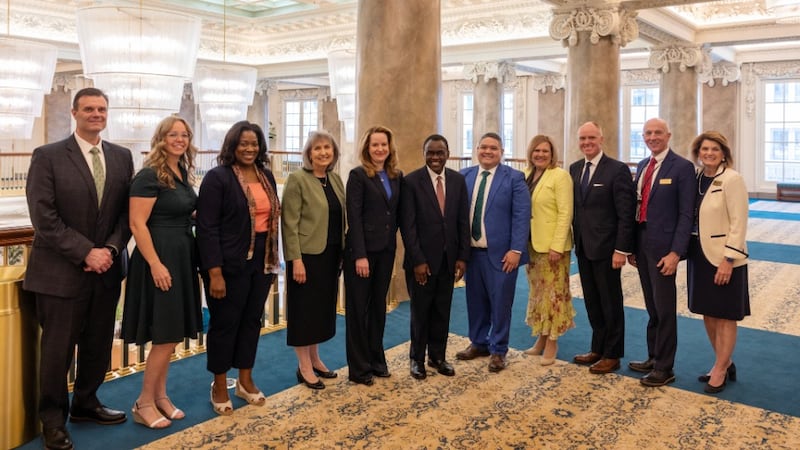 Diretora Geral da Organização Internacional para Migrações Amy Pope, centro, e outros da organização posam com o Elder Edward Dube da Presidência dos Setenta, à esquerda de Pope; irmã J. Anette Dennis da Presidência Geral da Sociedade de Socorro, à direita de Pope; e funcionários dos Departamentos de Comunicação da Igreja, Bem-Estar e Serviços de Autossuficiência. Pope visitou a sede da Igreja em Salt Lake City em 11-12 de maio de 2026.